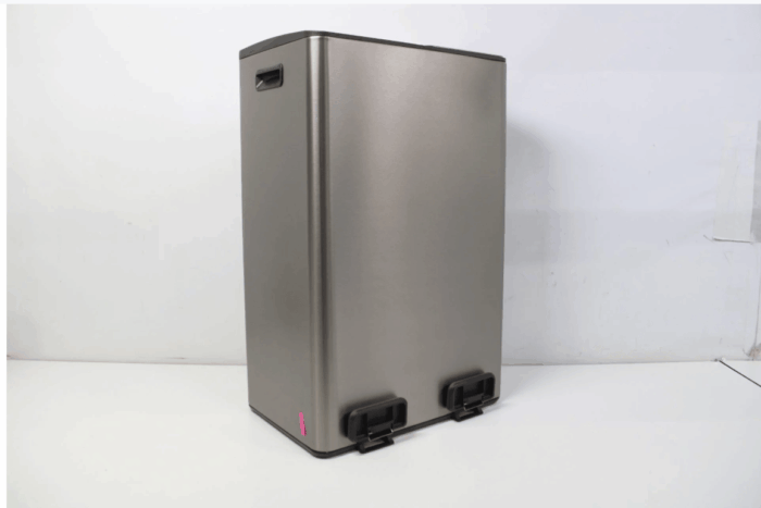 De prullenbak met de beschadiging